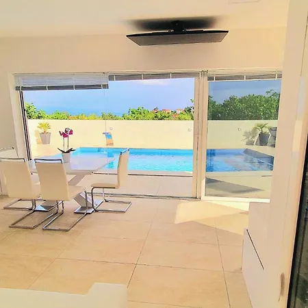 Penthouse Jacuzzi & Pool Luxury אופטיה